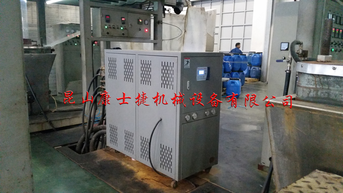 塑料行業(yè)水冷冷水機組現場(chǎng)